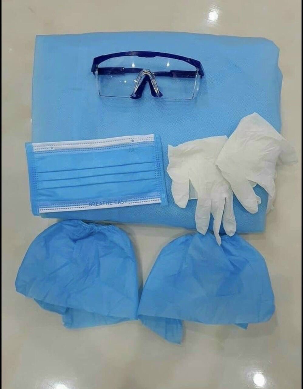 Bộ đồ bảo hộ xanh 7 món .