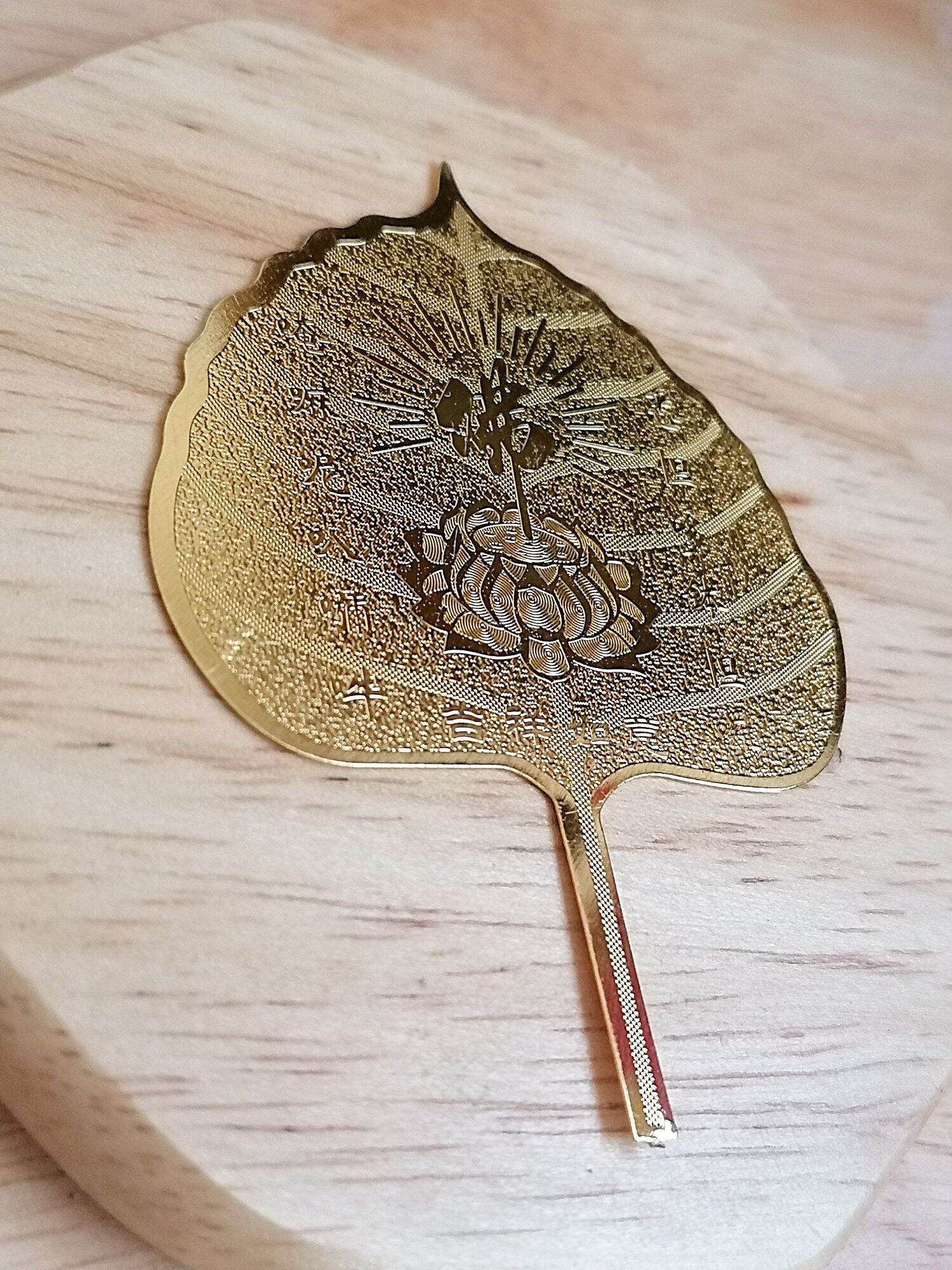 Lá bồ đề mạ vàng in hình Phật