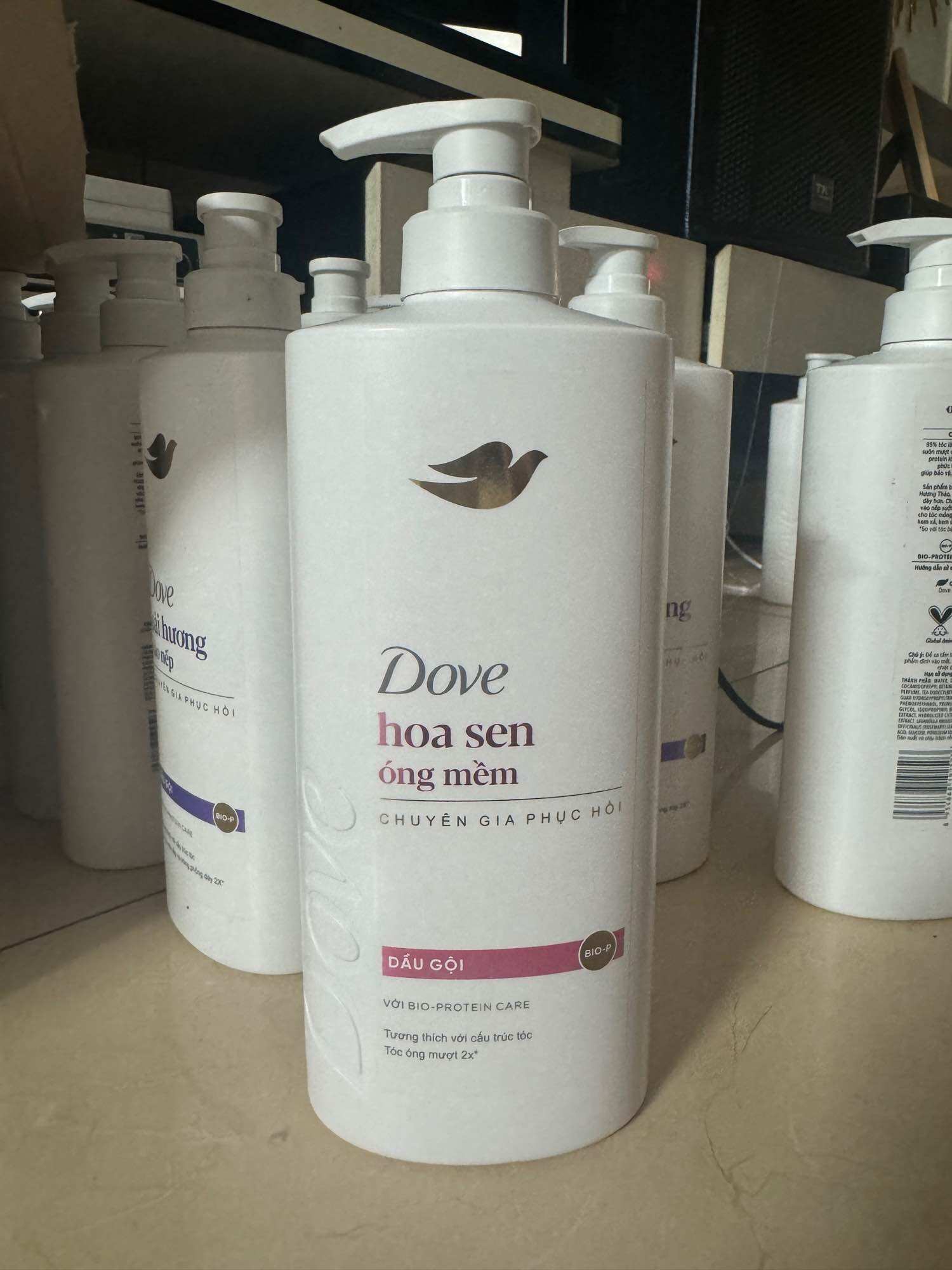 Dầu gội DOVE dưỡng tóc vào nếp 640g mới đủ màu mẫu mới