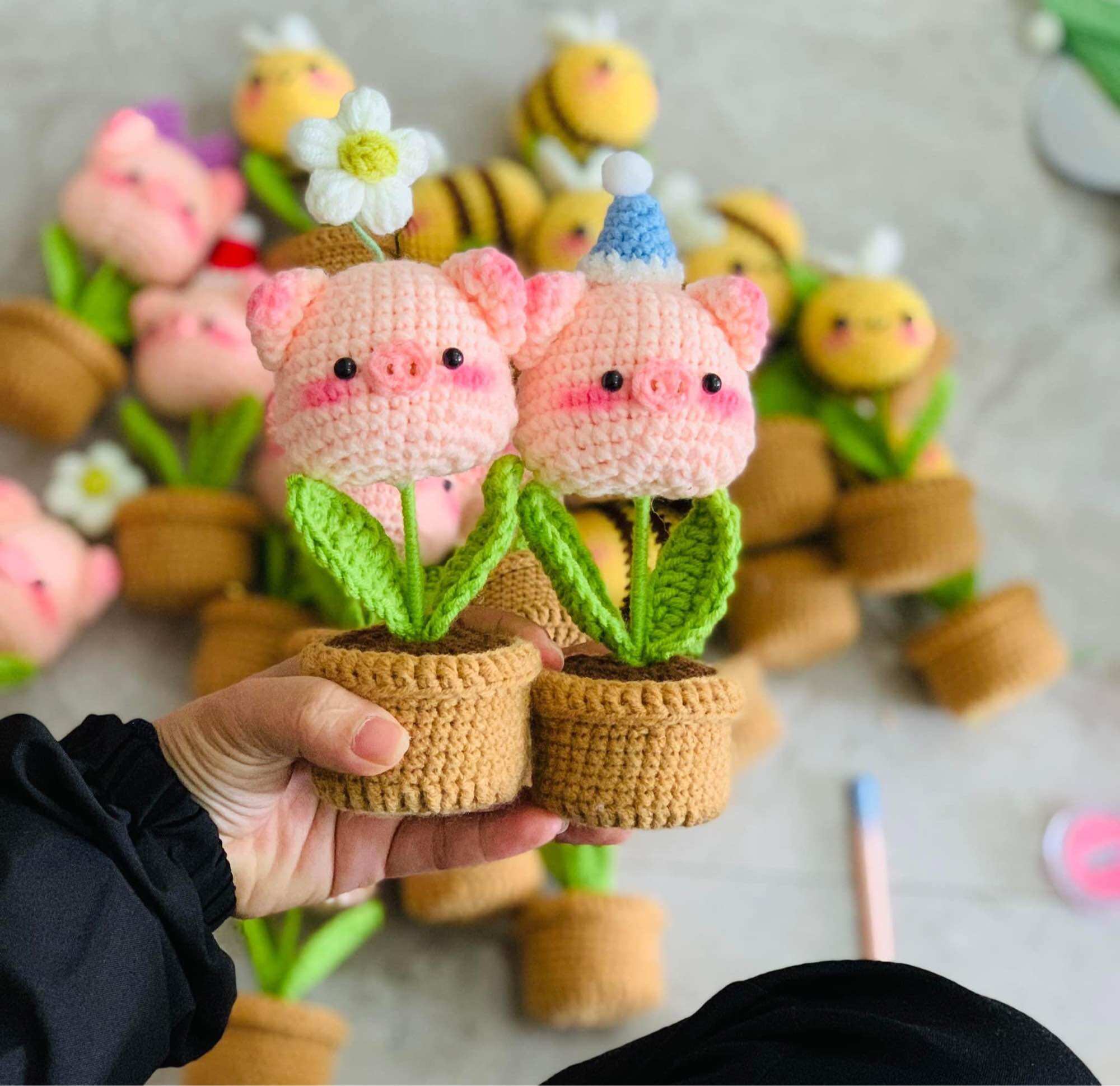 Chậu hoa len hình heo hồng đan móc