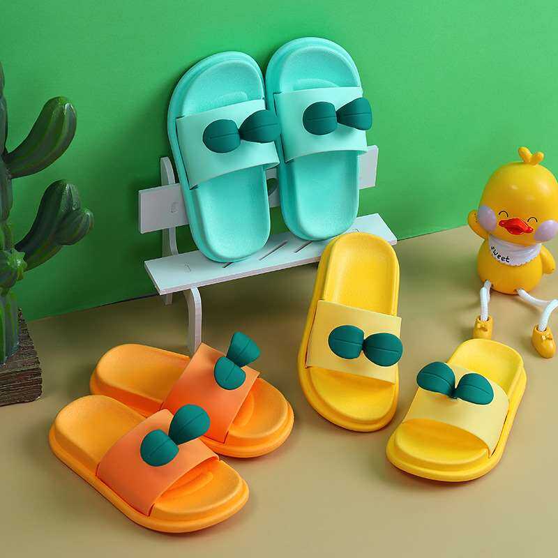 Dép Trẻ Em Chống Trượt PVC Mùa Hè Cho Bé Gái Dép Đi Trong Nhà Cho Bố Mẹ Và Con Búp Bê Hoạt Hình Đế Bằng