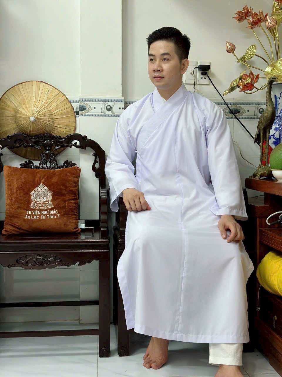 Áo tràng phật tử thêu sen chất Silk