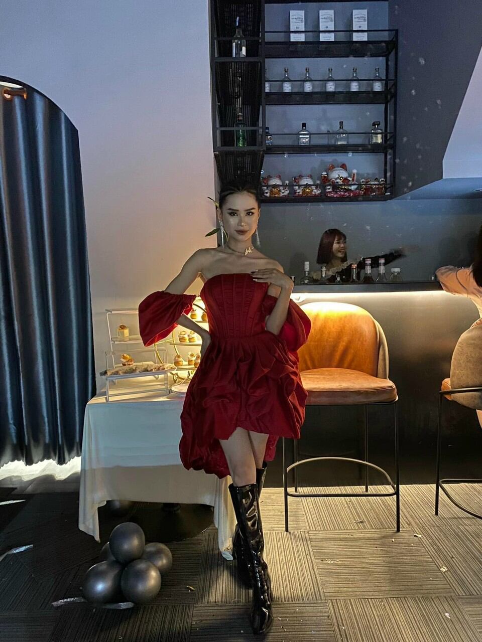 ĐẦM XÒE TÔM CUP BÍ