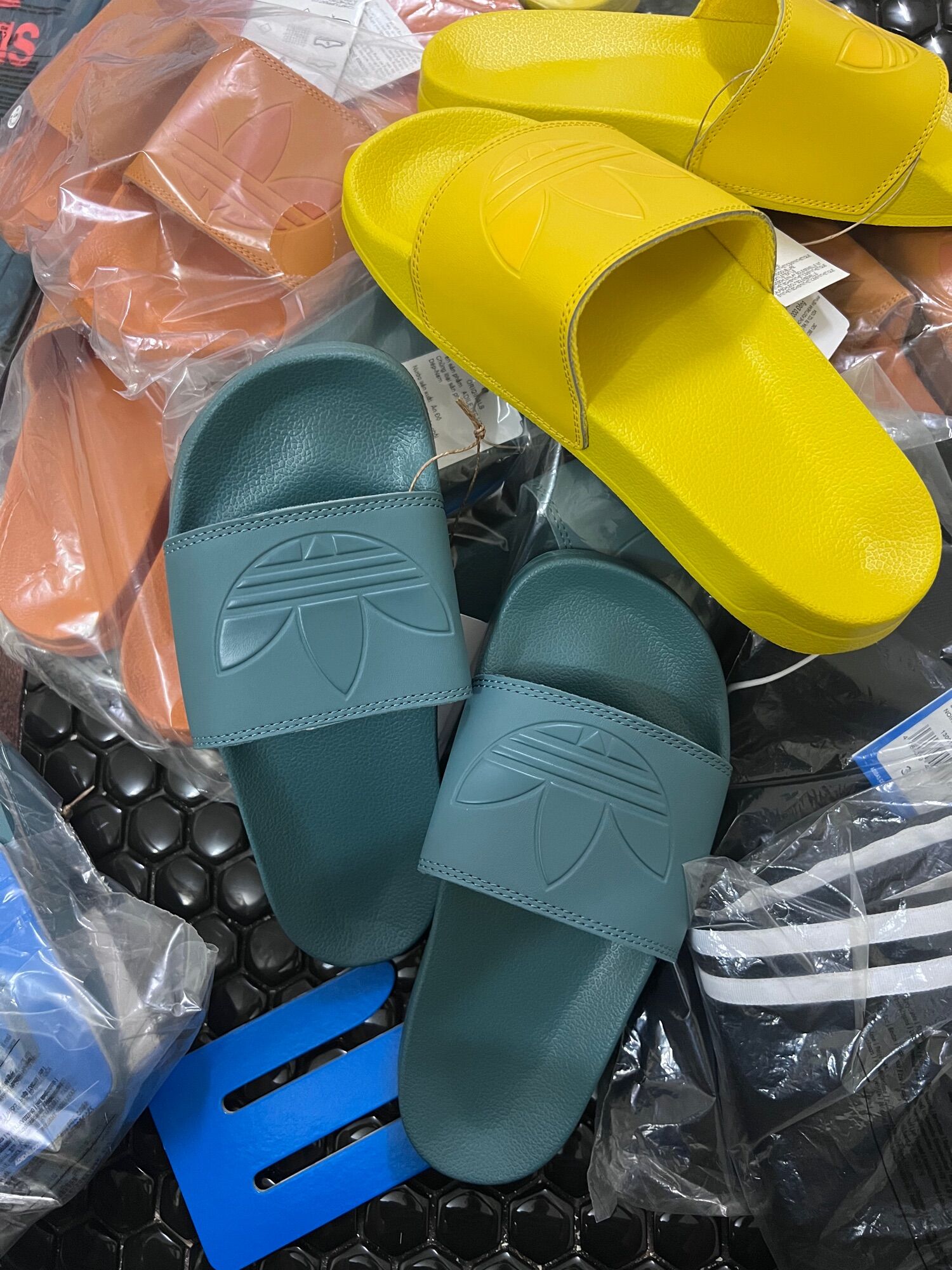Dép Adilette Adidas màu vàng 💯