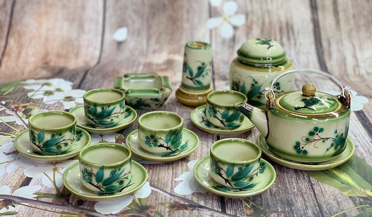 Bộ ấm trà + Khay gỗ, men dong, họa tiết vẽ thủ công. Gốm sứ Bát Tràng