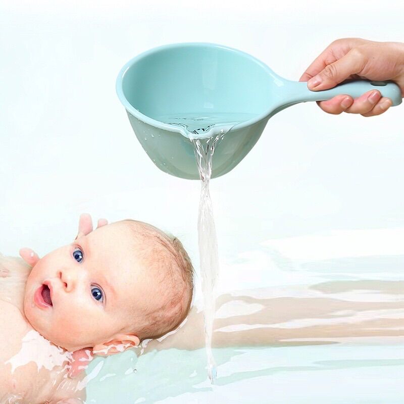 Ca Nhựa PP Cán Dài Múc Nước - Màu Sắc Đa Dạng Trang Nhã