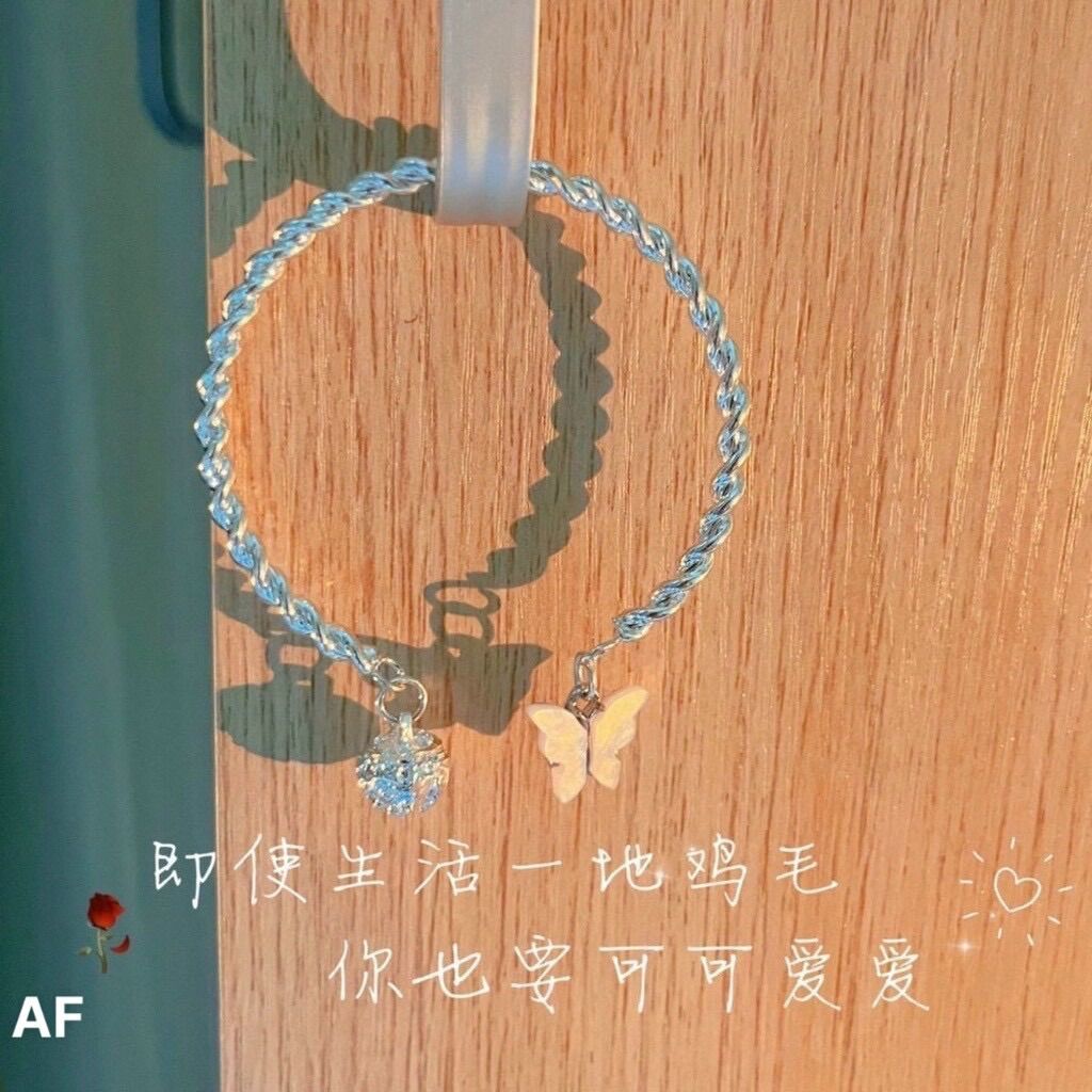Vòng tay bướm phối chuông xinh xắn