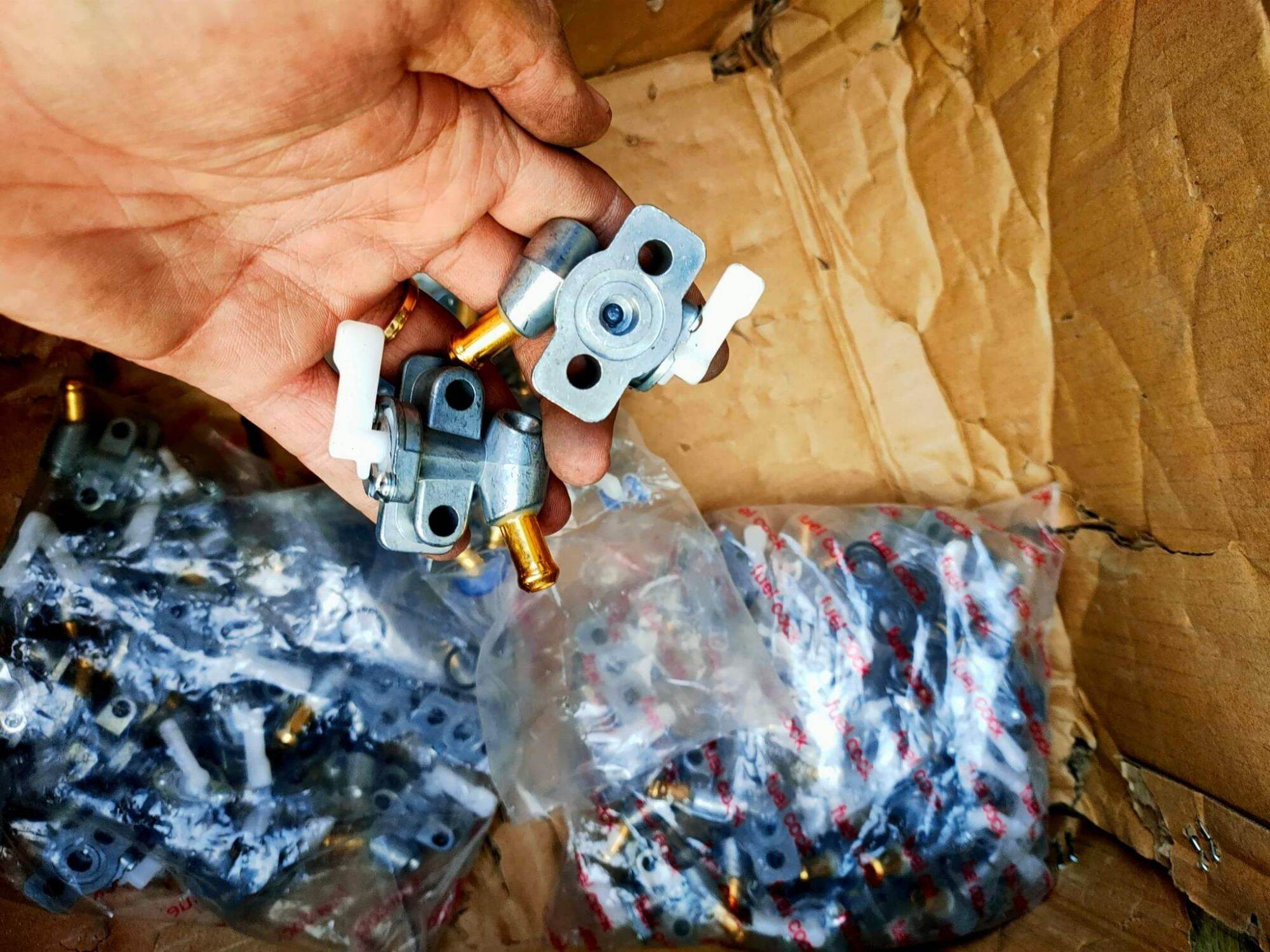 Khóa bình dầu/ công tắc khóa bình dầu động cơ nổ yanmar L40 đến L100