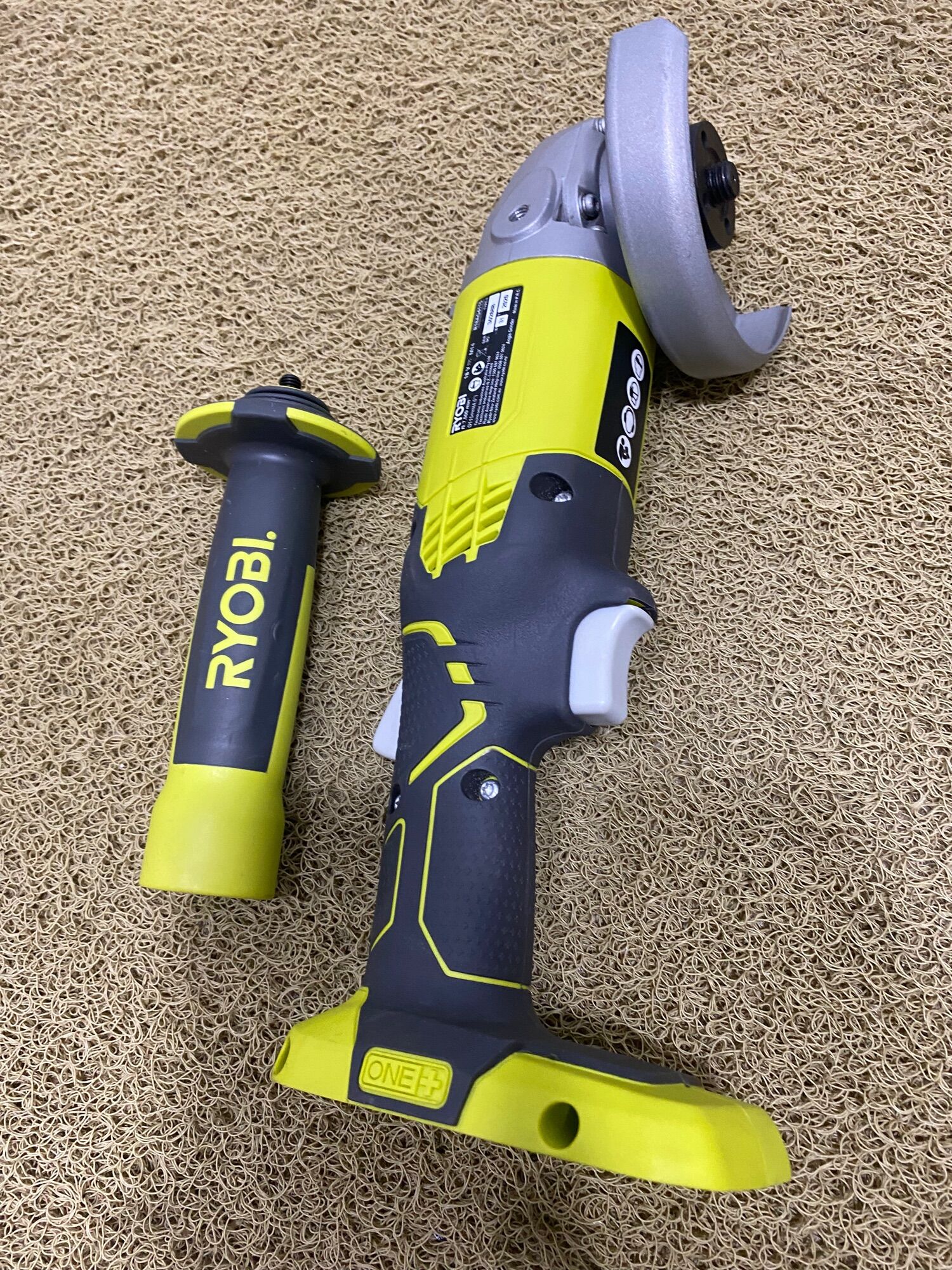 Thân máy mài pin ryobi 18v hàng nội địa thị trường úc . thông số kỹ thuật : - sử dụng pin : 18v :pin 4ah sạc - đường kính lưỡi : 115mm