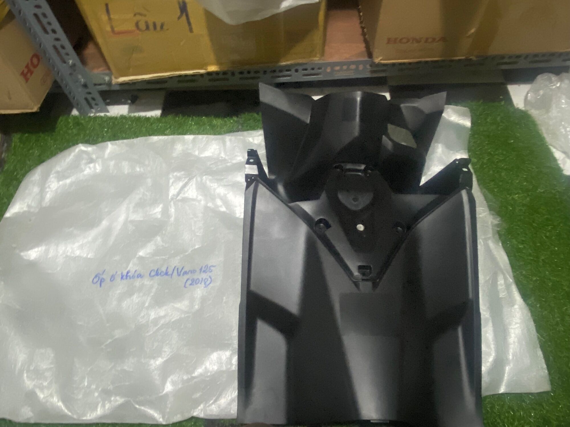 Ốp yếm khoá vario , click 125 2018 - 2020