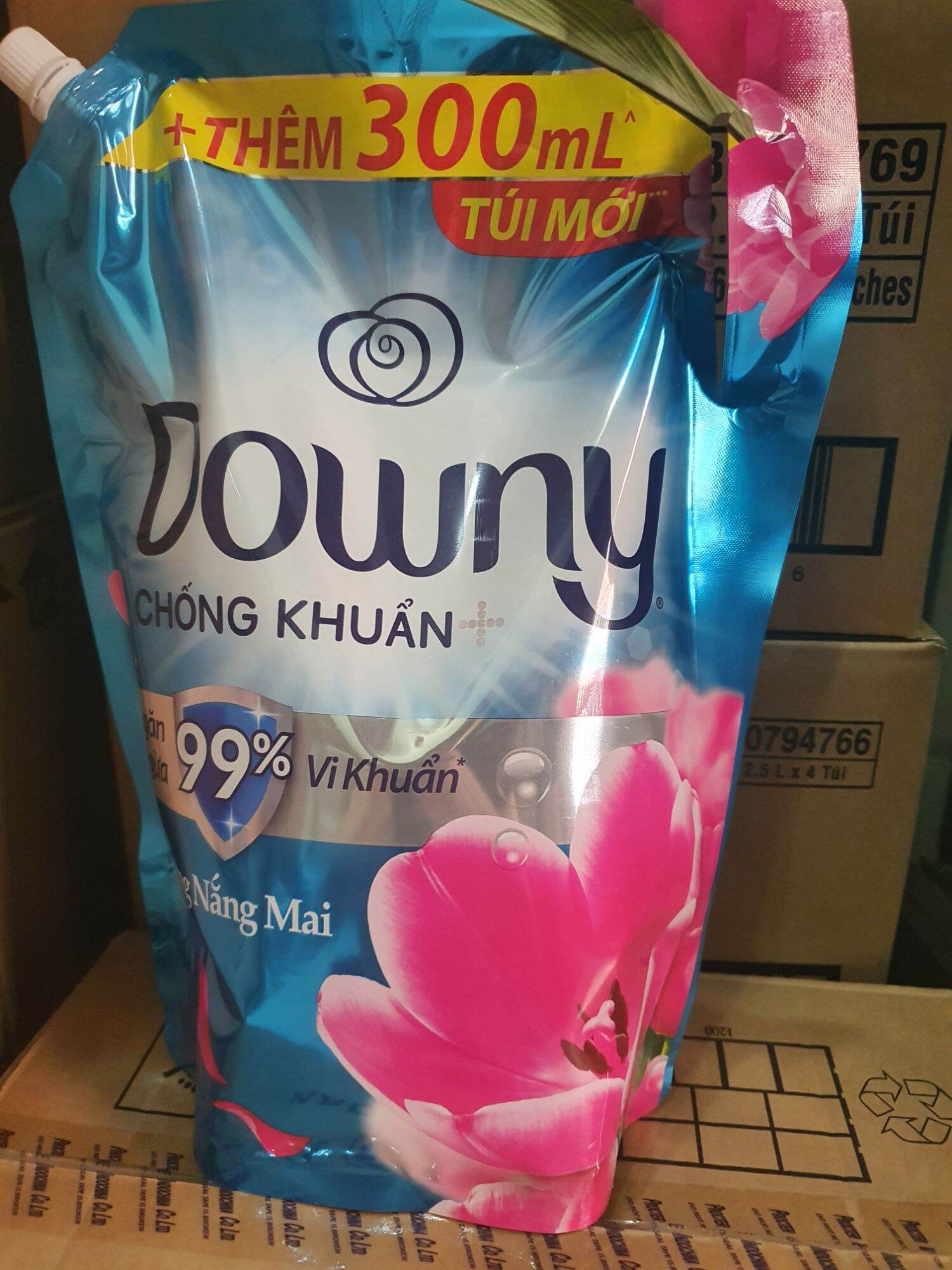 Nước xả vải downy chống khuẩn hương nắng mai túi 2.6l