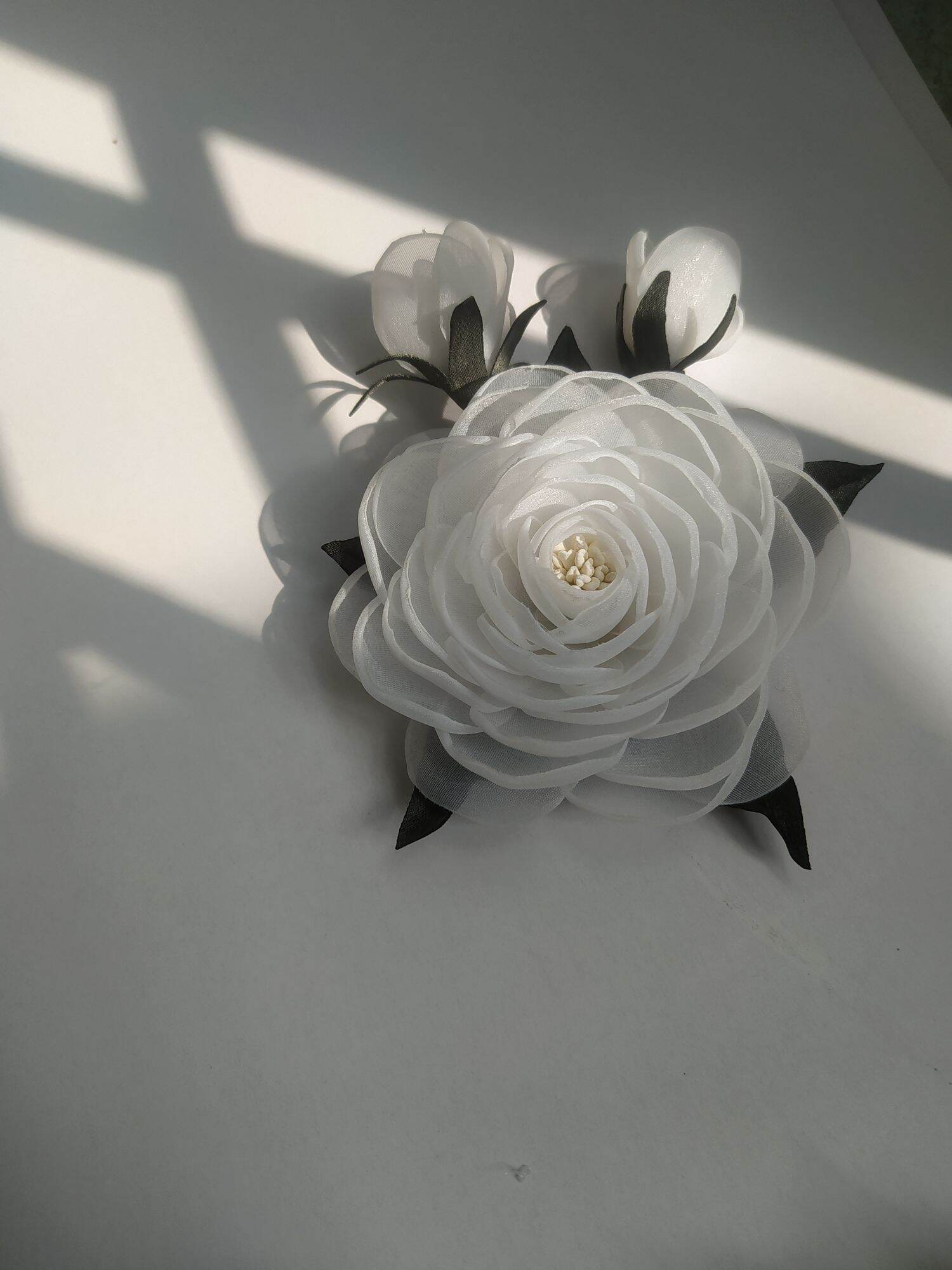 Hoa chùm cài áo handmade Canto màu trắng