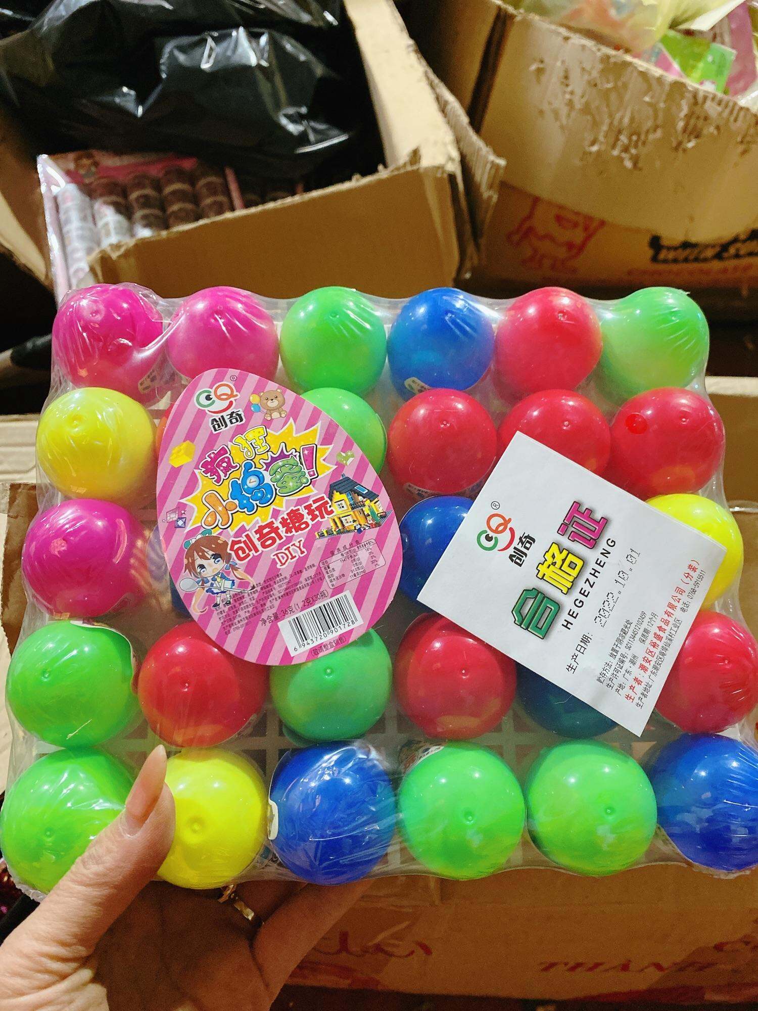 Vỉ 30 quả trứng lắp ghép kèm kẹo