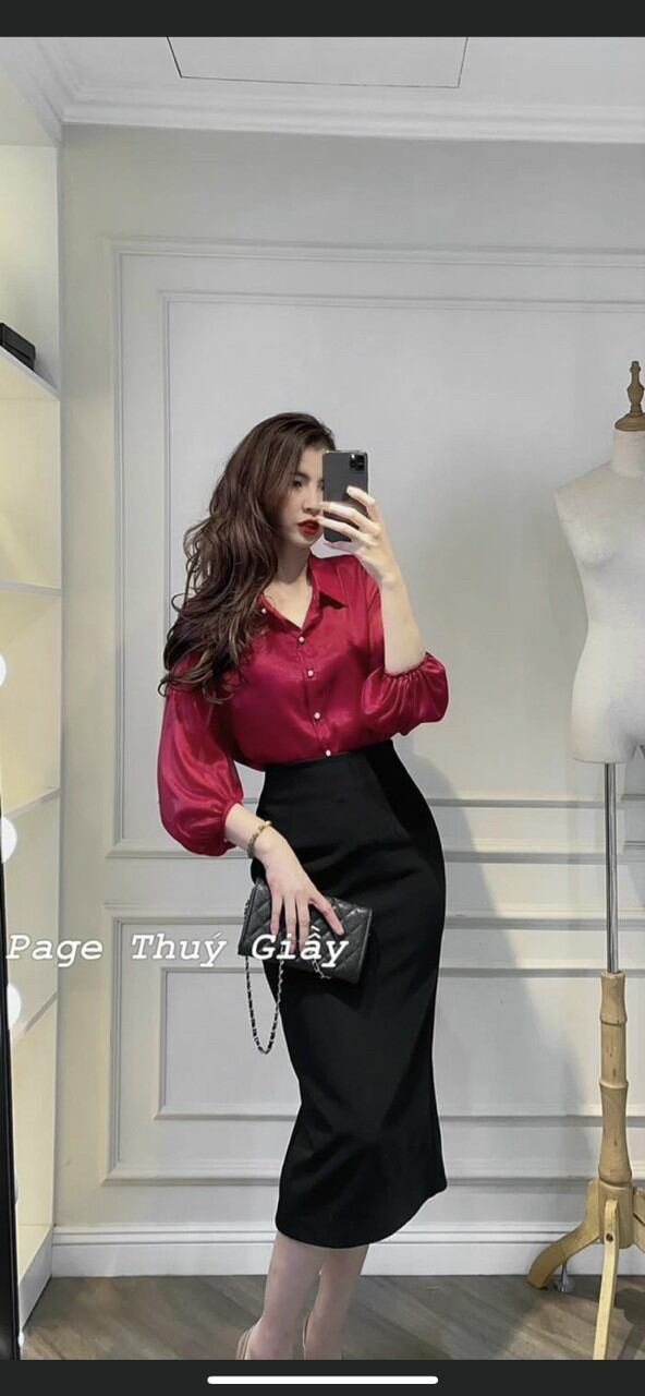 Chân váy ôm dáng dài qua gối. Xẻ sau