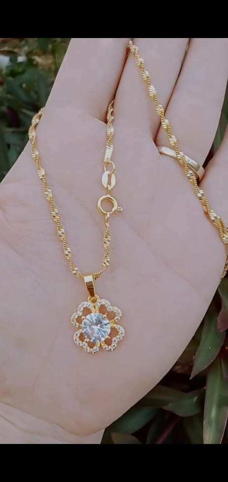 Dây chuyền kèm mặt có khắc tên thương hiệu