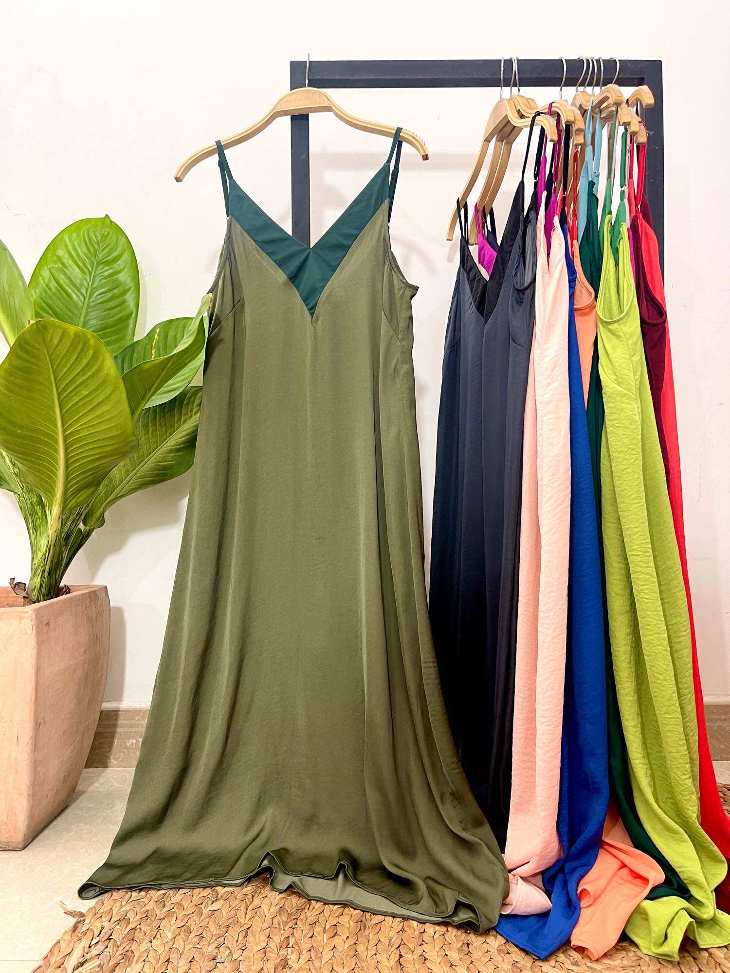 Đầm lụa 2 dây dài cổ V phối màu Infashion