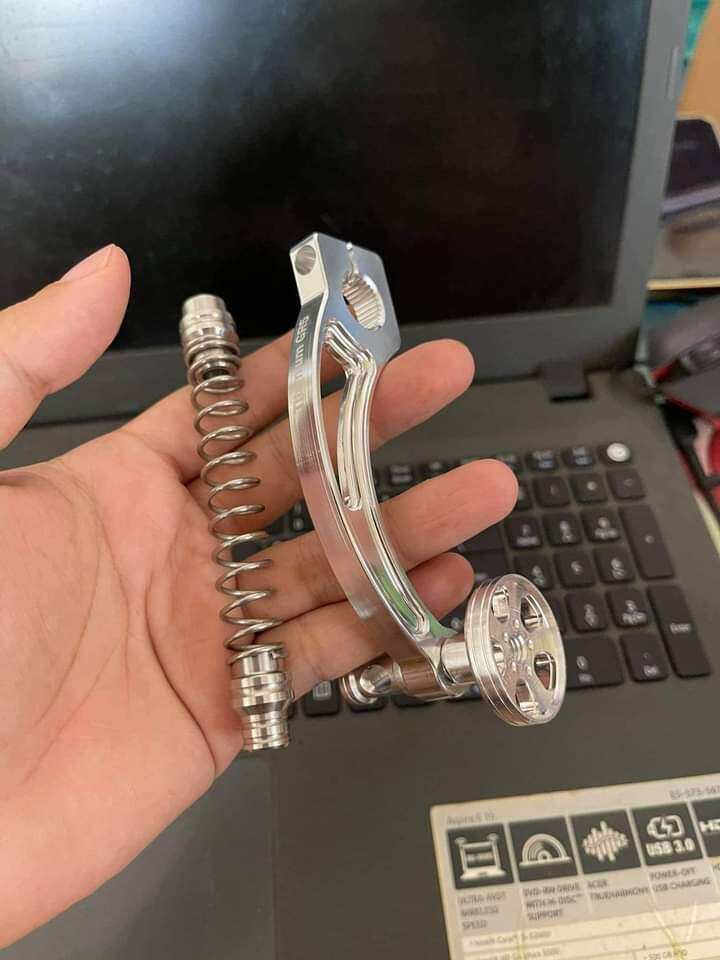 Càng thắng nhôm sau tặng kèm lò xo inox gằn nhìu dòng xe wave. si . draem..