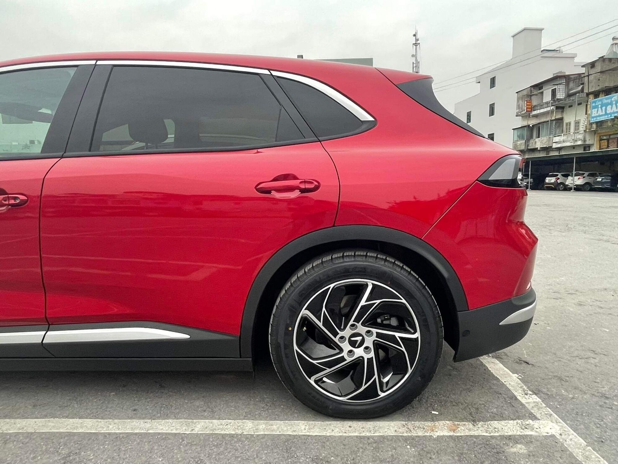 Decal dán mâm Vinfast VF8 ( bộ 5 bánh)