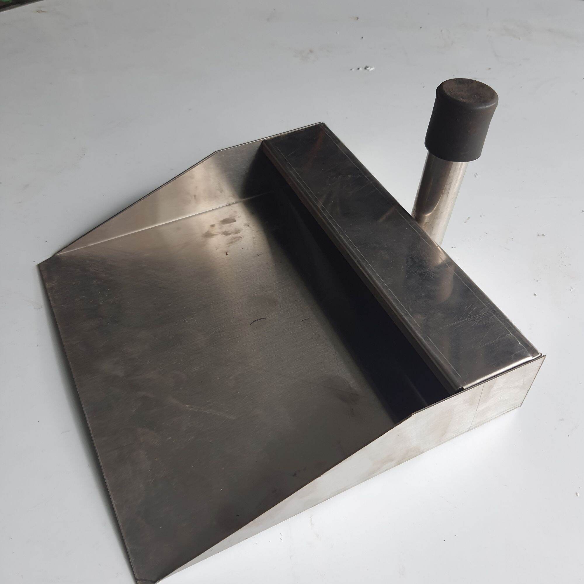 Đồ hốt rác inox , hàng dày 1 li , chất lượng .Gồm loại tay cầm ngắn và tay cầm dài