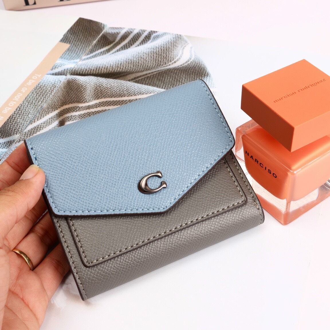 Ví Coach mini dáng bì thư xinh xắn