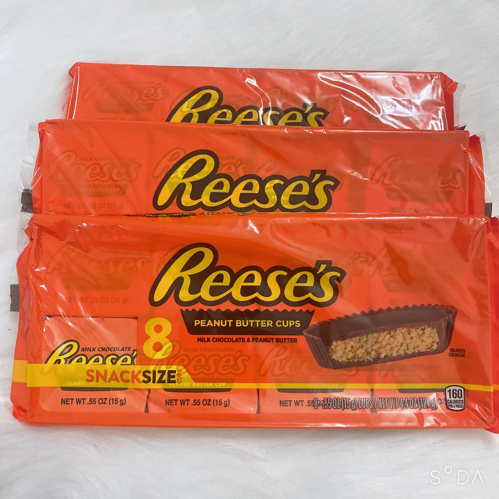 Socola sữa nhân bơ đậu phộng Reese's có vị mằn mặn, bùi bùi, béo béo thơm ngon lạ miệng. 113gam