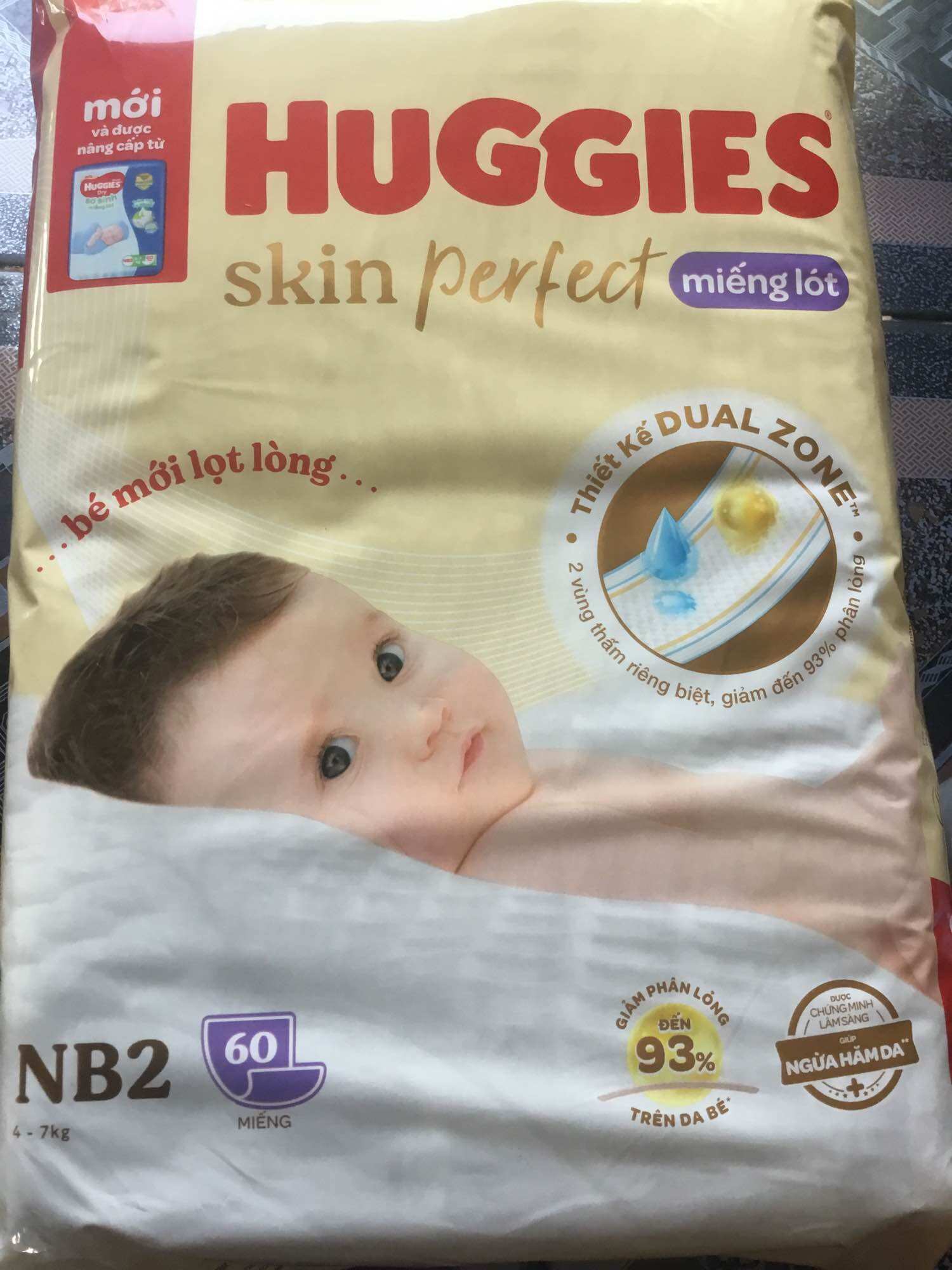 Mẫu mới - miếng lót sơ sinh huggies newborn 2 skin perfect ngừa hăm cho bé từ 4-8kg - miếng lót cho bé huggies
