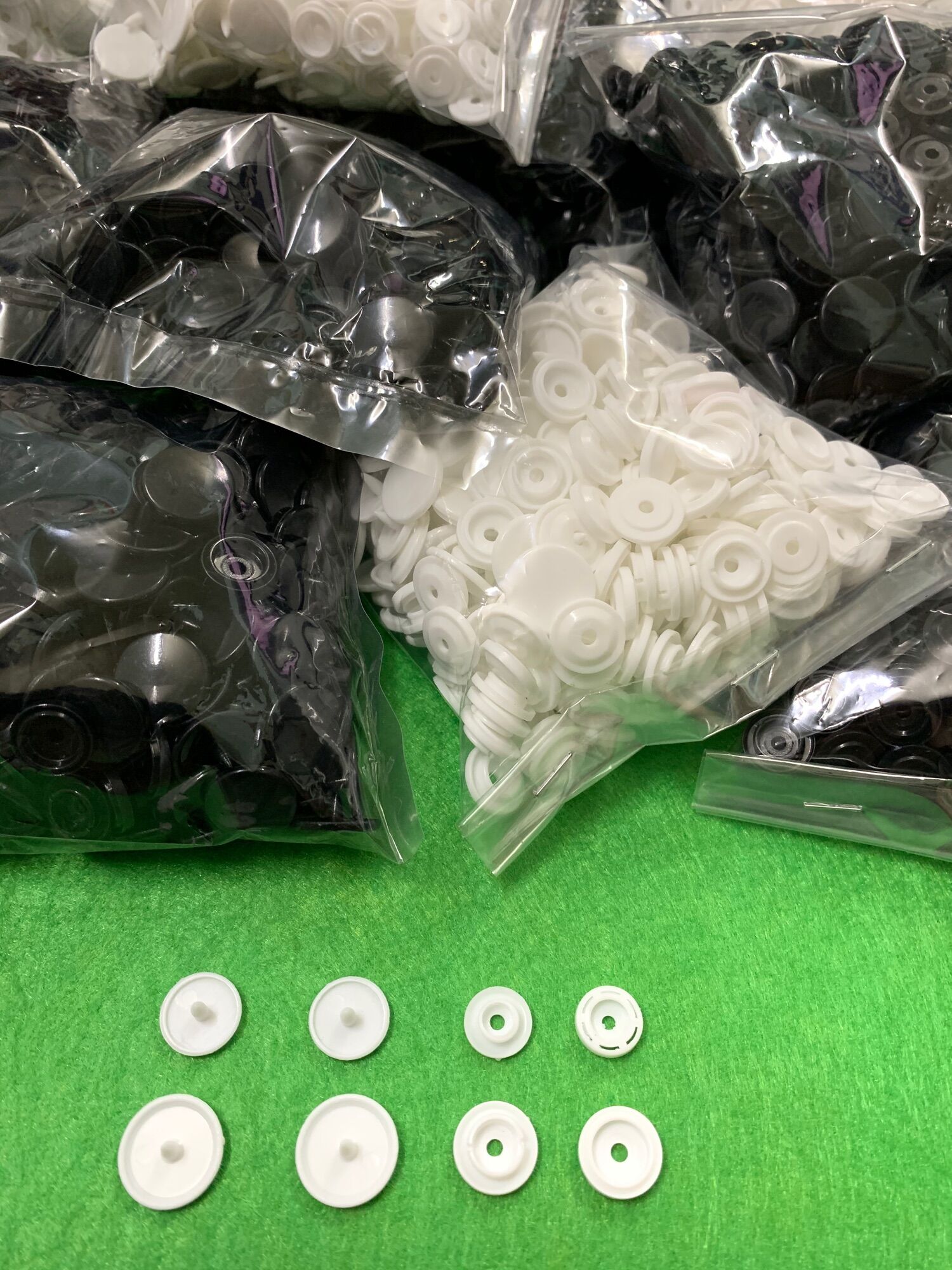 Bịch nút nhựa 4 thành phần 100 cái 1 màu cỡ nút 15mm, có 3 màu để chọn lựa