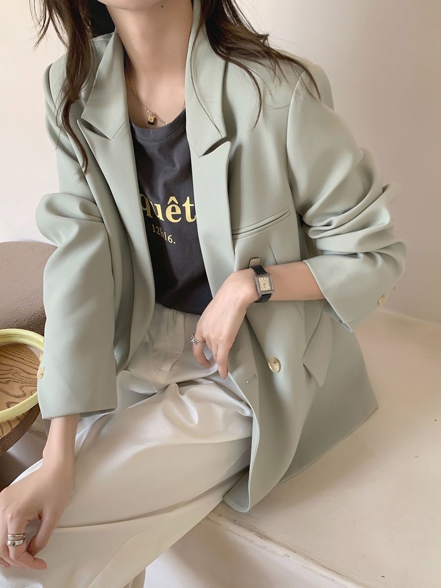 Áo blazer màu xanh nhẹ nhàng