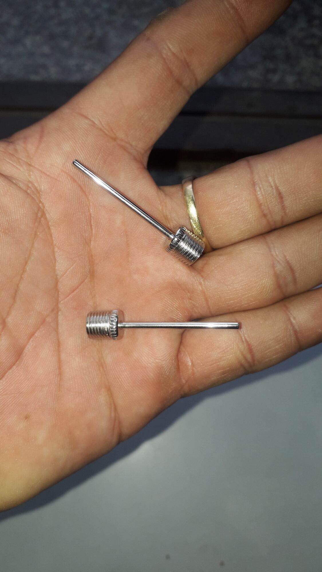 2 chiếc vòi bơm (kim vòi) bóng đá bằng inox
