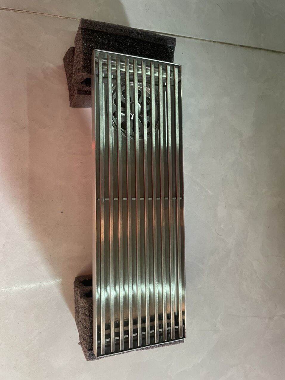 Ga thoát sàn,phễu thoát nước inox 304 , dài 60x10 cm và 30 x 10 cm.