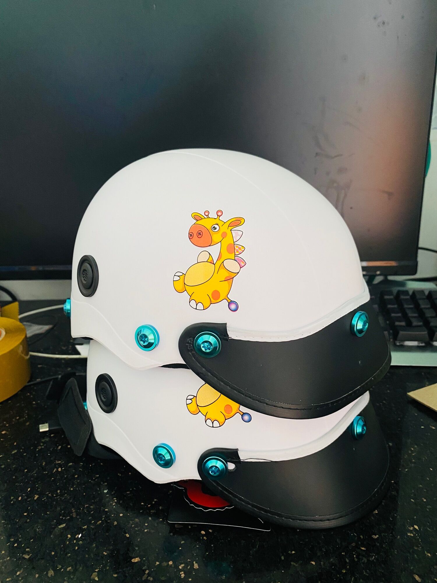 Nón trắng hình hươu baby gắn 7 ốc titan gr5