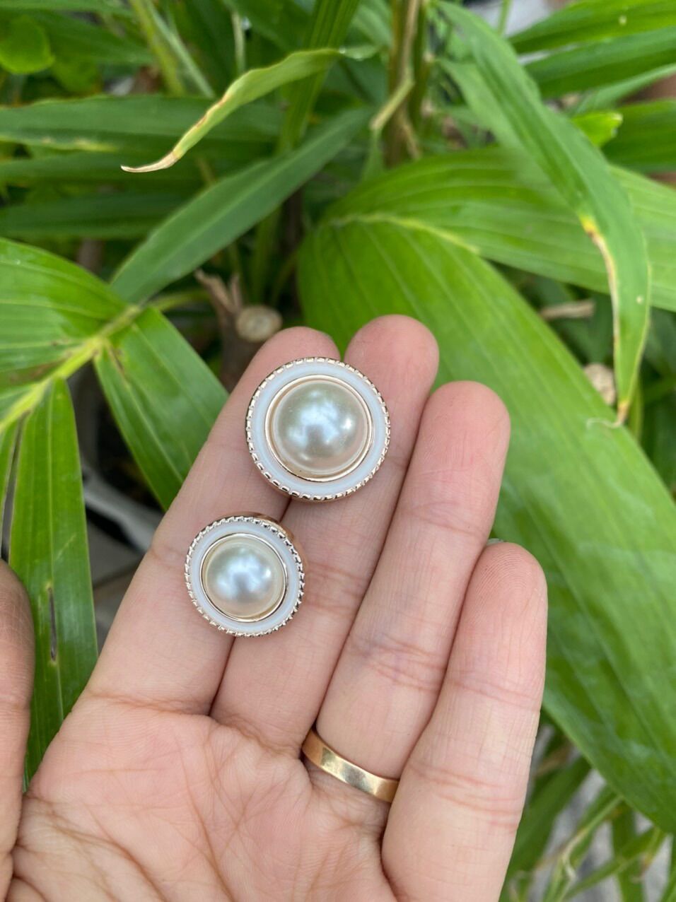 Nút ngọc TQ viền tròn đường kính 1.8cm và 2.1cm sử dụng đơm kết áo vest áo ….