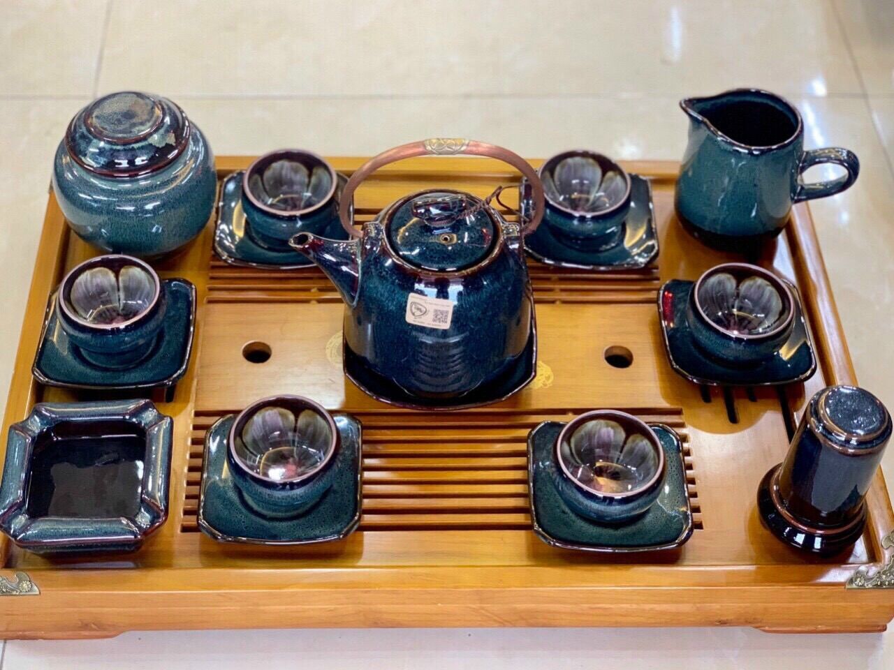 Bộ ấm chén uống trà men hỏa biến, họa tiết hoa trong lòng chén. Gốm sứ Bát Tràng cao cấp.