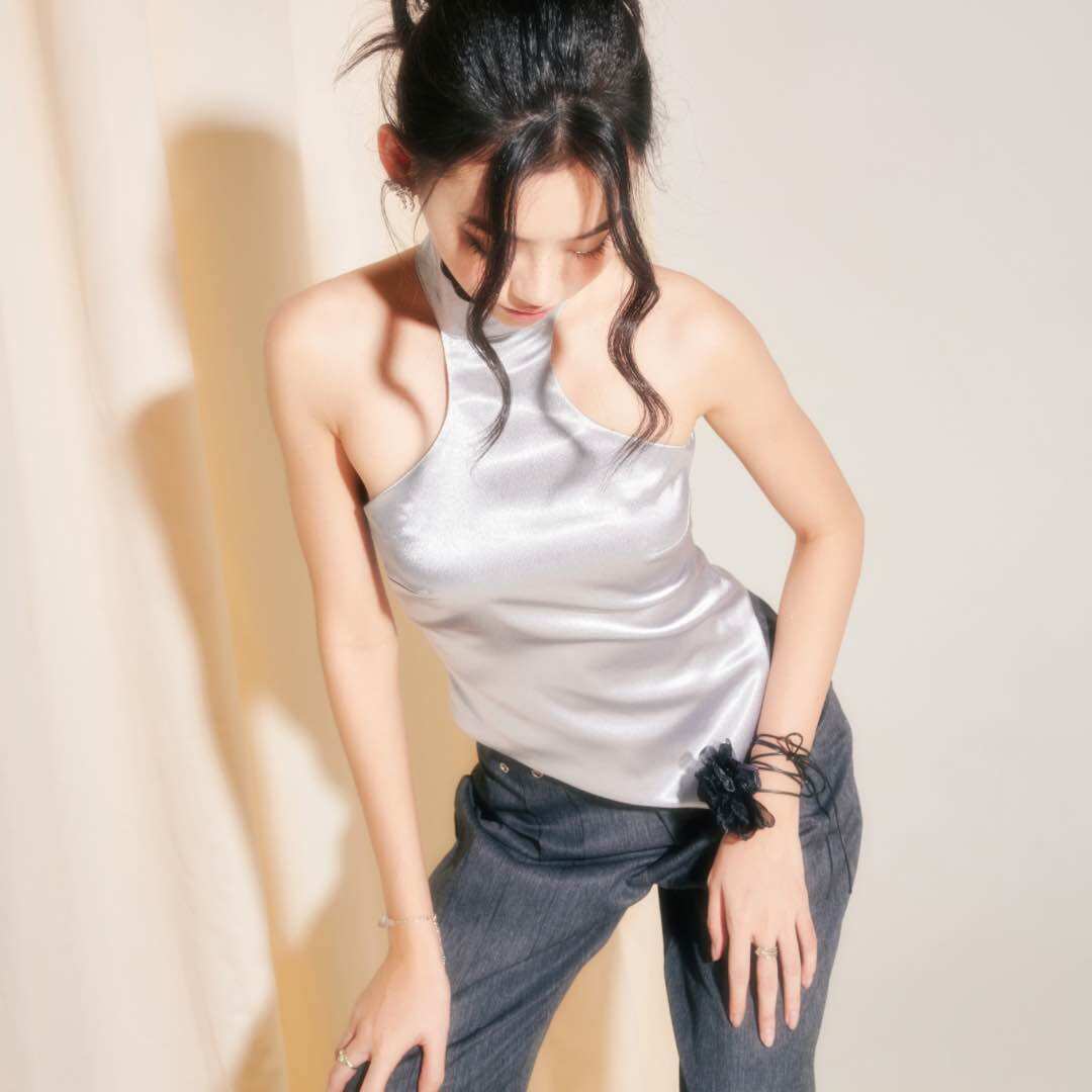 Áo cổ lọ cộc tay vải lụa ánh INTO.EIGHT thiết kế (Shea Top)