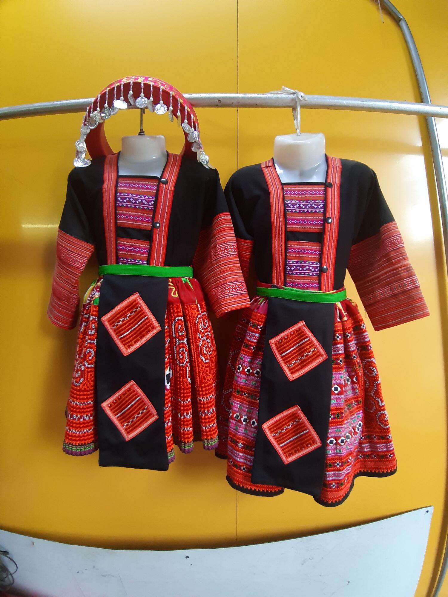 Váy Mông thêu trẻ con từ 3-6 tuổi ( 033 88 22 363)