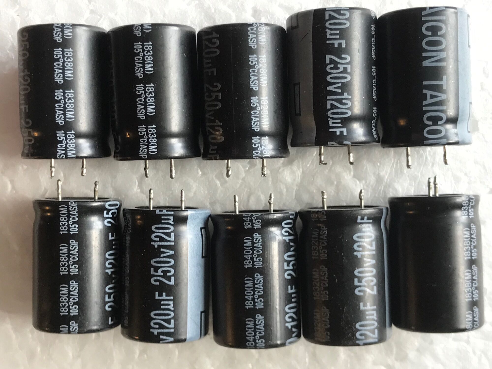 10 c Tụ hoá 120 uf 250 v (conbo 10 con)