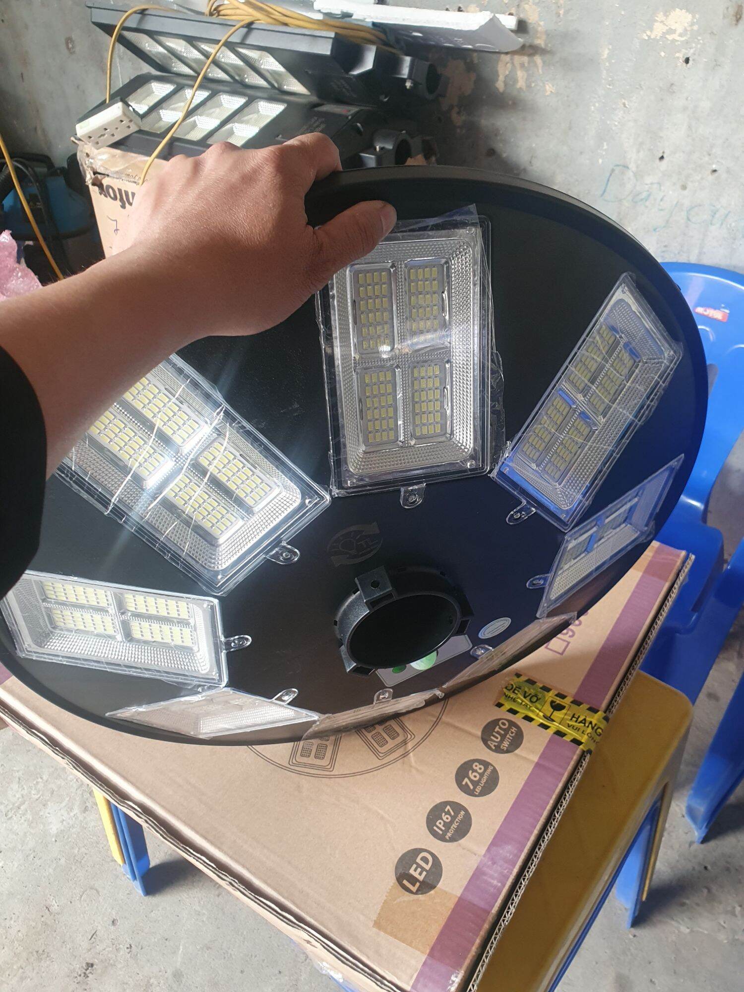 Đèn UFO 500W năng lượng mặt trời