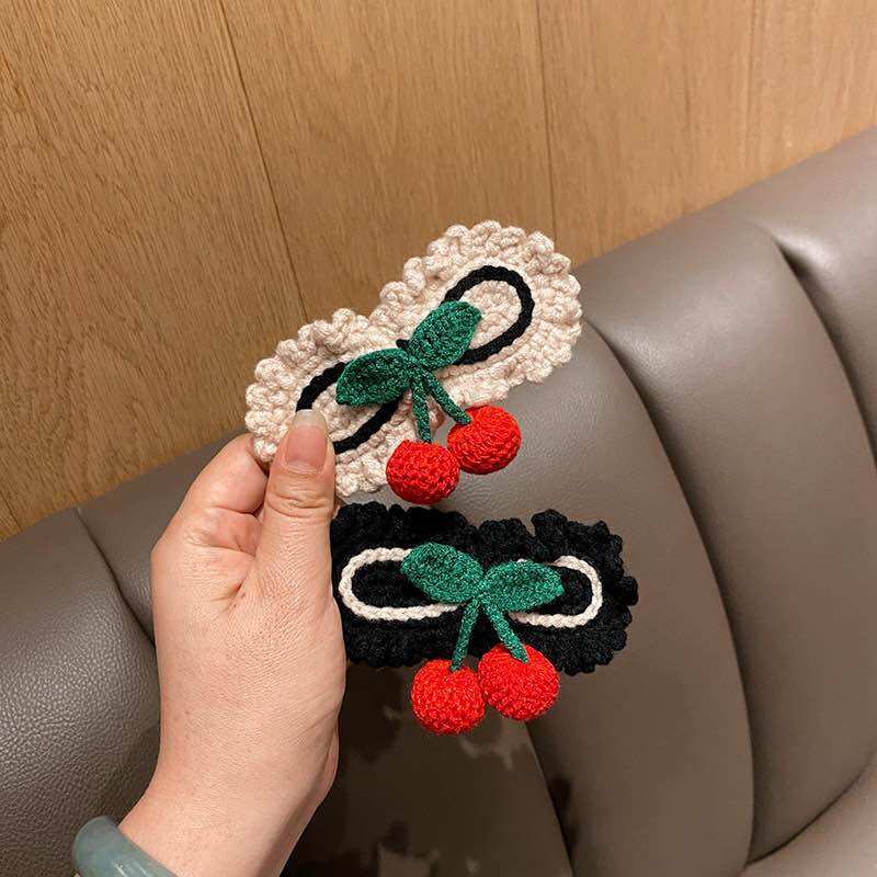 Kẹp tóc viền cherry bằng len handmade