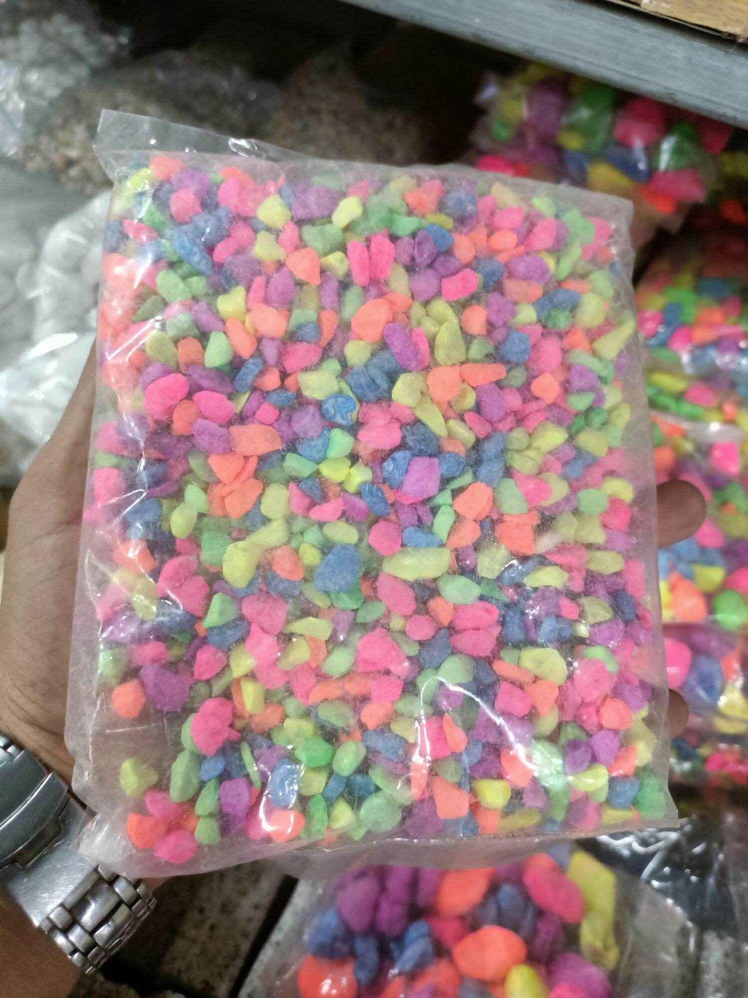SỎI MÀU TRANG TRÍ HỒ CÁ , ĐÁ MÀU TRANG TRÍ BỂ CÁ