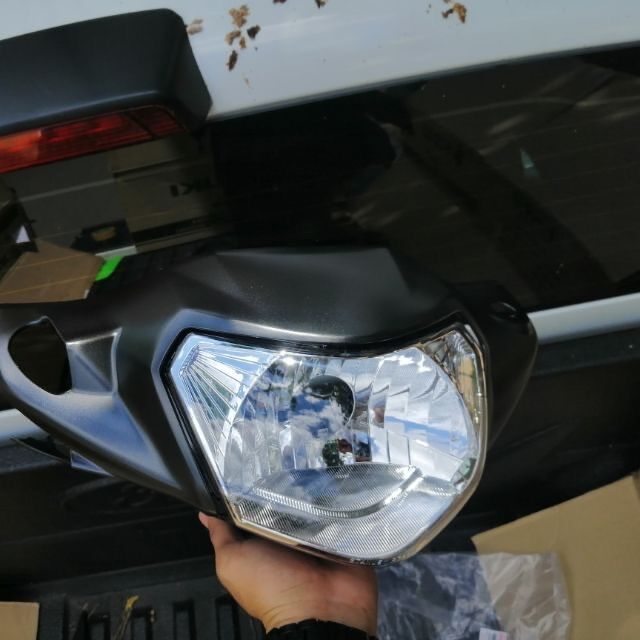 Ốp đầu đèn pha axelo 125 suzuki màu đen chính hãng