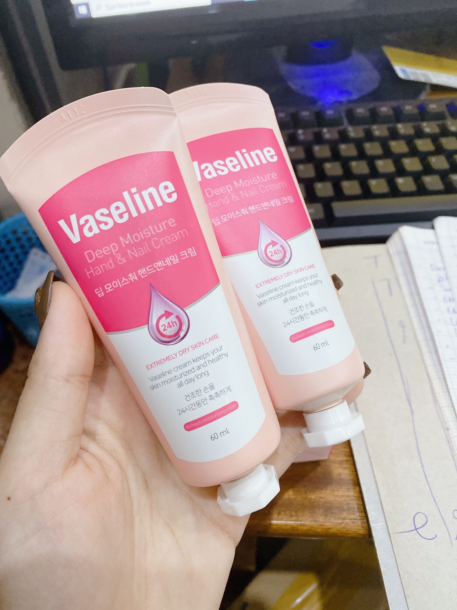 𝐊𝐞𝐦 𝐝𝐮̛𝐨̛̃𝐧𝐠 𝐝𝐚 𝐭𝐚𝐲 𝐕𝐚𝐬𝐞𝐥𝐢𝐧𝐞 deep moisture hand & nail cream