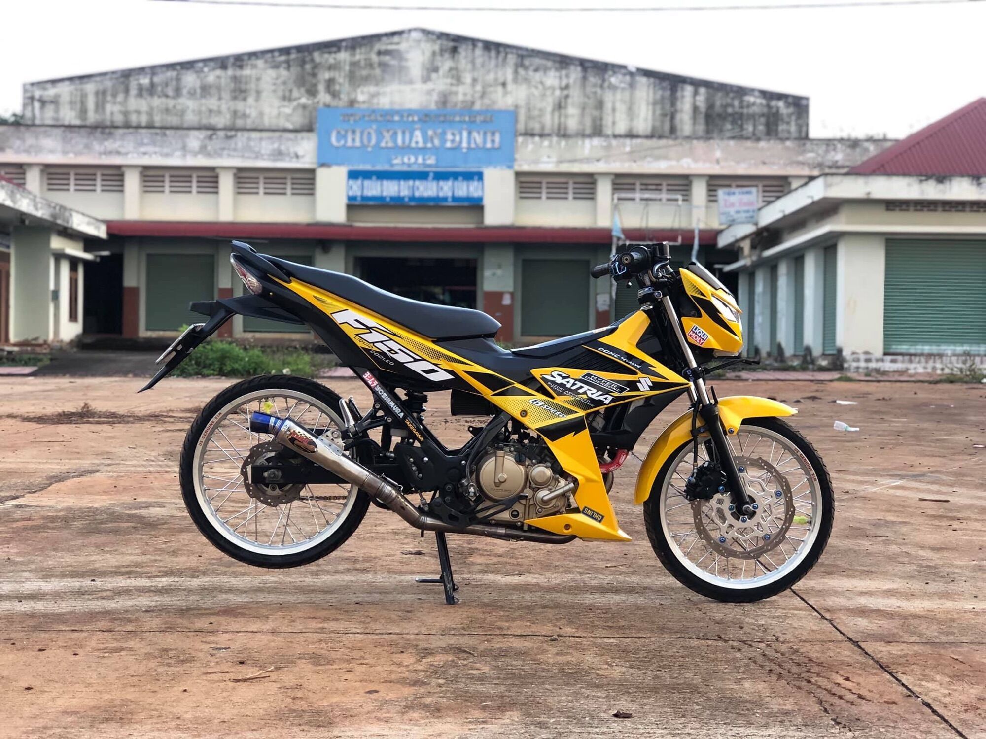 Tem satria f150 cho xe màu vàng