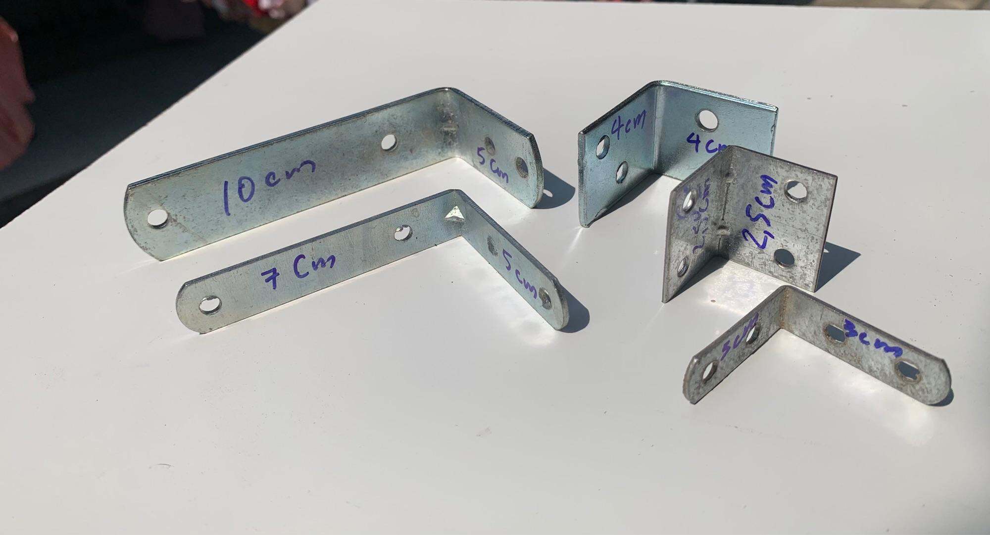 Ke bắt góc kệ , tủ ..... ke góc kẽm ...(dvt 1 cái)