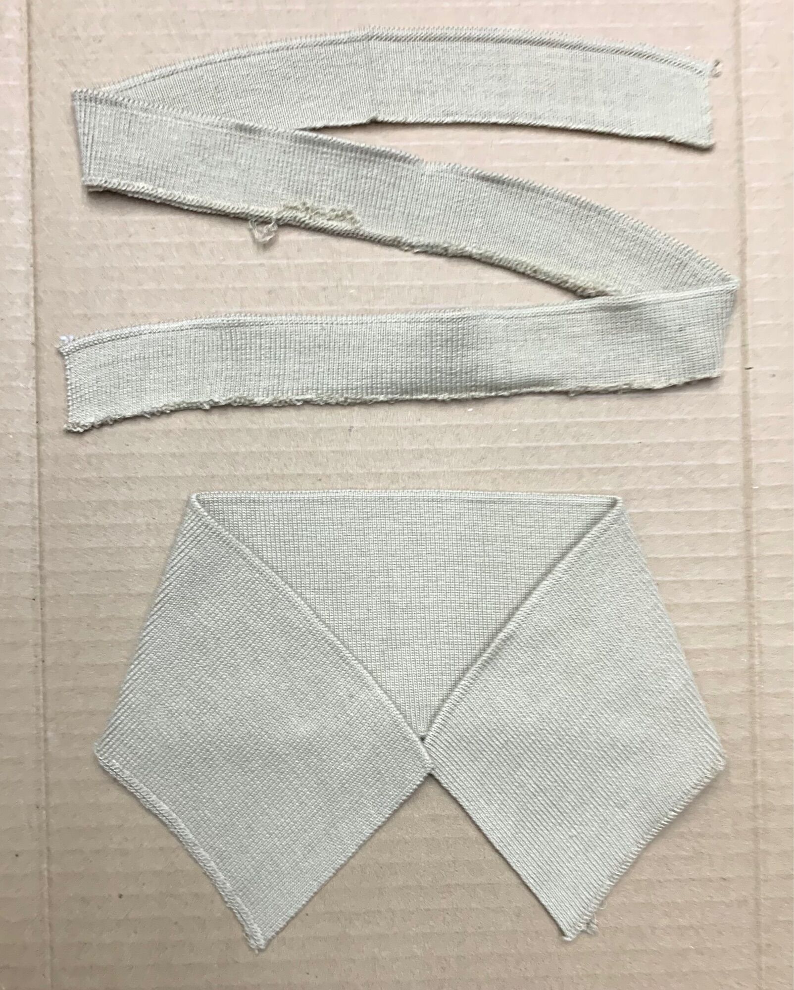 Bộ bo cổ và tay áo thun polo.