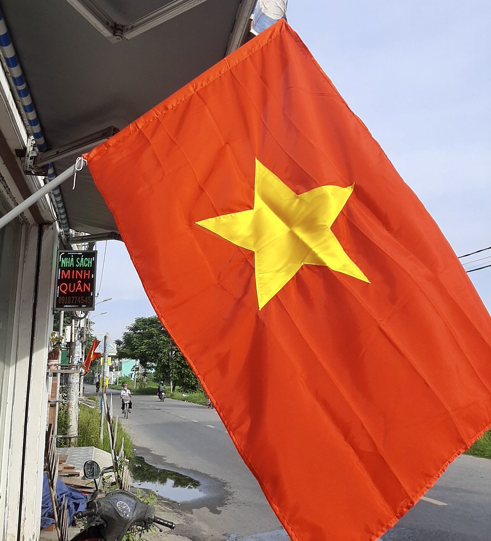 Cờ đỏ sao vàng/ cờ Tổ quốc size 1x1,5met vải phi lụa
