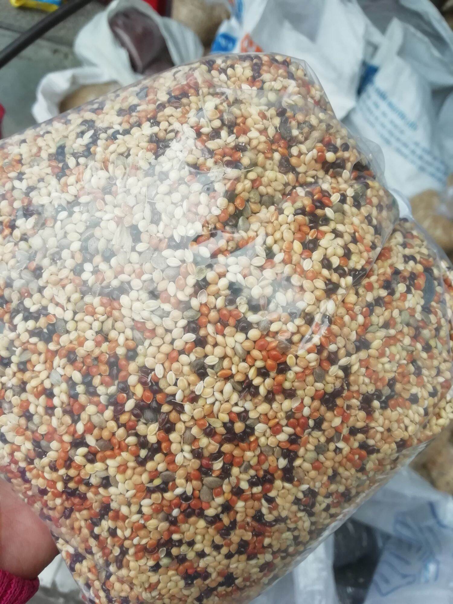 Thức ăn cỏ thái cho chim cu, vẹt, yến phụng Mix 7 loại hạt 1kg.