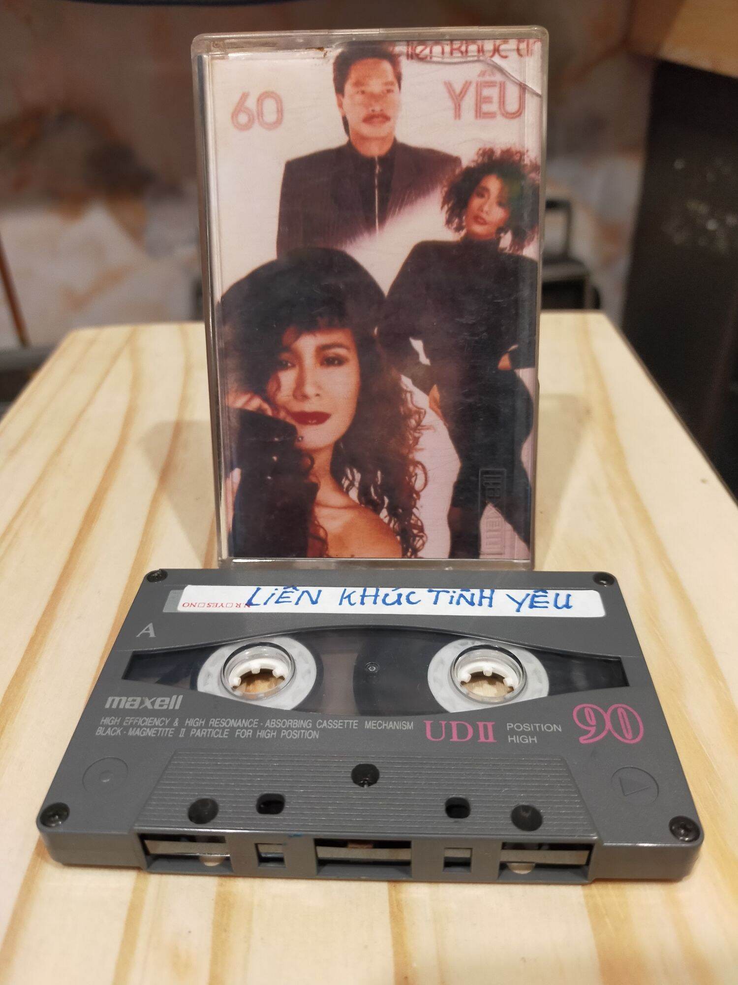 1 băng cassette maxell UD 2 90s liên khúc tình yêu( lưu ý: đây là băng cũ