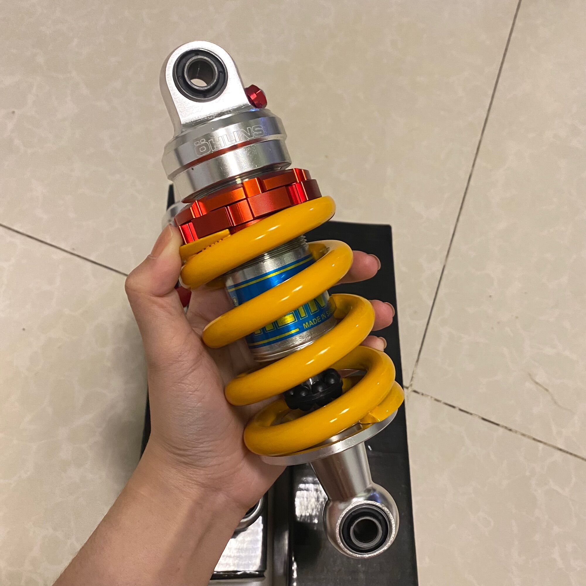 Phuộc nhún sau ohlins gắn cho xe ex 135 và ex 150 ex 155
