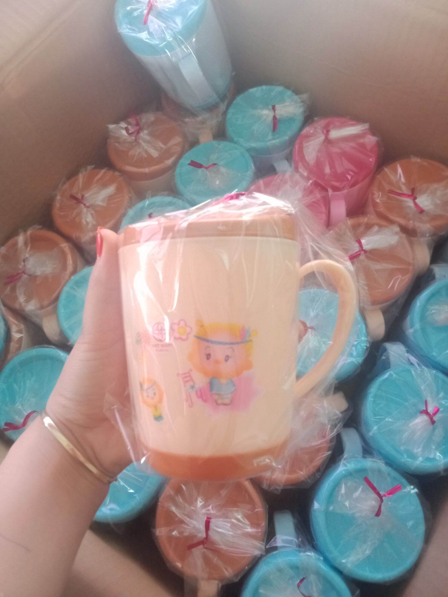 Cốc uống nước có nắp Việt nhật