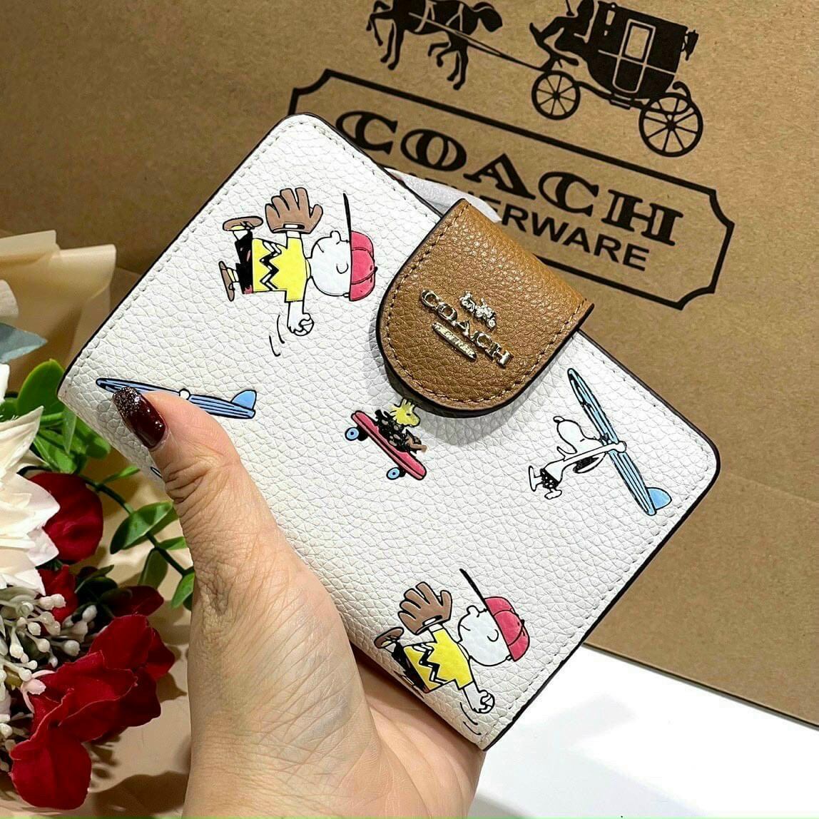 Ví C0AC.H cầm tay họa tiết siêu cưng
